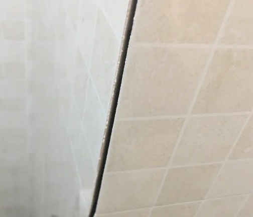 赤坎瓷砖空鼓维修公司分享阳台瓷砖脱落的修复过程可以分为以下几个步骤